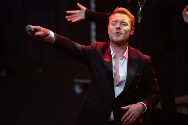 Ronan KEATING, Saenger, Musiker, erhelt den Deutschen Nachhaltigkeitspreis, singend, Gesang, Konzert, Verleihung Deutscher Nachhaltigkeitspreis in Duesseldorf am 23.11.2023.