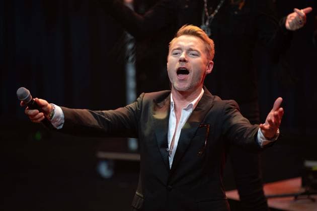 Ronan KEATING, Saenger, Musiker, erhelt den Deutschen Nachhaltigkeitspreis, singend, Gesang, Konzert, Verleihung Deutscher Nachhaltigkeitspreis in Duesseldorf am 23.11.2023.