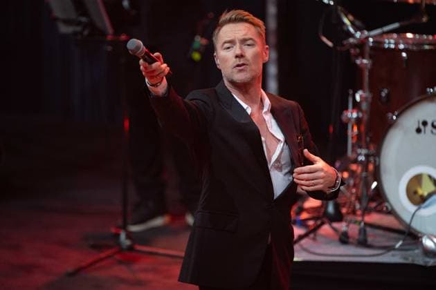 Ronan KEATING, Saenger, Musiker, erhelt den Deutschen Nachhaltigkeitspreis, singend, Gesang, Konzert, Verleihung Deutscher Nachhaltigkeitspreis in Duesseldorf am 23.11.2023.