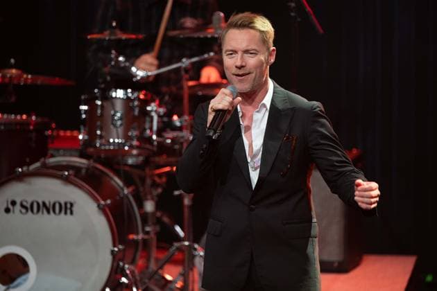 Ronan KEATING, Saenger, Musiker, erhelt den Deutschen Nachhaltigkeitspreis, singend, Gesang, Konzert, Verleihung Deutscher Nachhaltigkeitspreis in Duesseldorf am 23.11.2023.