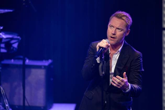 Ronan KEATING, Saenger, Musiker, erhelt den Deutschen Nachhaltigkeitspreis, singend, Gesang, Konzert, Verleihung Deutscher Nachhaltigkeitspreis in Duesseldorf am 23.11.2023.