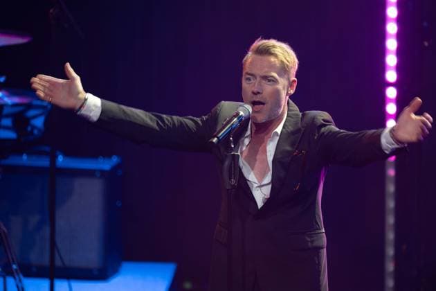 Ronan KEATING, Saenger, Musiker, erhelt den Deutschen Nachhaltigkeitspreis, singend, Gesang, Konzert, Verleihung Deutscher Nachhaltigkeitspreis in Duesseldorf am 23.11.2023.