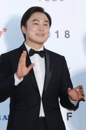 S. Korean actor Seo Hyun-woo S. Korean actor Seo Hyun-woo South Korean actor Seo Hyun-woo walks on the red carpet to enter the opening ceremony of the 23rd Busan International Film Festival (BIFF) at the Busan Cinema Center in the southeastern port city on Oct. 4, 2018. (Yonhap) 2018-10-05 09:26:07 < 1980-2018 YONHAPNEWS AGENCY. .> ºÎ»ê±¤¿ª½Ã EDITORIAL USE ONLY Copyright: xx PYH2018100502340034400 YonhapxNewsx yonphotos141607