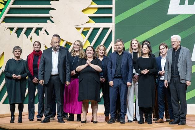 Bündnis 90 Die Grünen - 49. Ordentliche Bundesdeligiertenkonferenz 2023 in Karlsruhe - Die Spitze der Grünen Partei auf der Bühne u.a. mit Robert Habeck, Bundeswirtschaftsminister, Ricarda Lang, Bundesvorsitzende, Omid Nouripour, Bundesvorsitzender, Steffi Lemke, Bundesumweltministerin, Annalena Baerbock, Außenministerin, Winfried Kretschmann, Ministerpräsident Baden-Württemberg, Emily Büning, Politische Bundesgeschäftsführerin, Britta Haßelmann, Fraktionsvorsitzend im Bundestag, Terry Reintke, Mitglied des Europäisches Parlaments;Bündnis 90 Die Grünen - 49. Ordentliche Bundesdeligiertenkonferenz 2023 in Karlsruhe - Die Spitze der Grünen Partei auf der Bühne u.a. mit Robert Habeck, Bundeswirtschaftsminister, Ricarda Lang, Bu