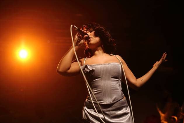 Rachel Agatha Keen alias Raye bei einem Konzert im Huxleys Neue Welt in Berlin, 23. November 2023. Raye Konzert Berlin
