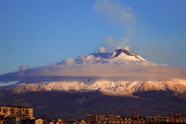 News Themen der Woche KW47 Catania - Etna s activity continues, after two days of bad weather, the volcano was completely covered in snow, except for the south-east crater, which is obviously incandescent. Increase in tremor this morning with related press release *** Local Caption *** ETNA RELEASES The National Institute of Geophysics and Volcanology, Etna Observatory, communicates from the analysis of the images of the surveillance camera network, from 03:36 UTC approximately a increase in Strombolian explosive activity at the South-East Crater. The forecast model of the dispersion of volcanic ash indicates a probable dispersion of the volcanic plume in a North-North West direction. The average amplitude of the volcanic tremor has a discontinuous trend with rapid a  Copyright: xAngelaxPlataniax xIPAx Agenzia_Fotogramma_FGR3998252