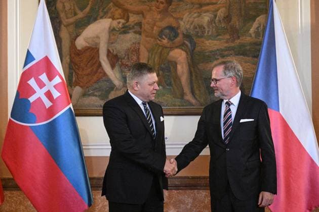 News Themen der Woche KW47 Czech Prime Minister Petr Fiala meets new Slovak Prime Minister Robert Fico (left) in Prague, Czech Republic, November 24, 2023. (CTKxPhoto MichalxKamaryt) CTKPhotoP2023112403033  CTKPhotoP2023112403033
