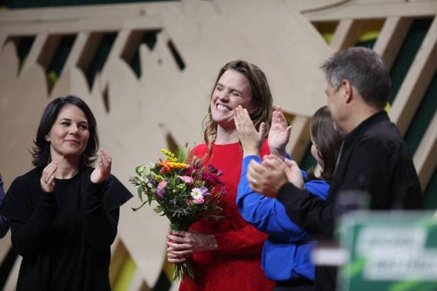 Karlsruhe, Baden-Württemberg, Deutschland, 24.11.2023: Terry Reintke nach der Wahl zur Spitzenkandidatin für die Europawahl auf der 49. Bundesdelegiertenkonferenz der Partei Bündnis90 Die Grünen zwischen Annalena Baerbock Ricarda Lang und Robert Habeck *** Karlsruhe, Baden Württemberg, Germany, 24 11 2023 Terry Reintke after her election as top candidate for the European elections at the 49th Federal Delegates Conference of the Bündnis90 Die Grünen party between Annalena Baerbock, Ricarda Lang and Robert Habeck Copyright: xdtsxNachrichtenagenturx dts_26343