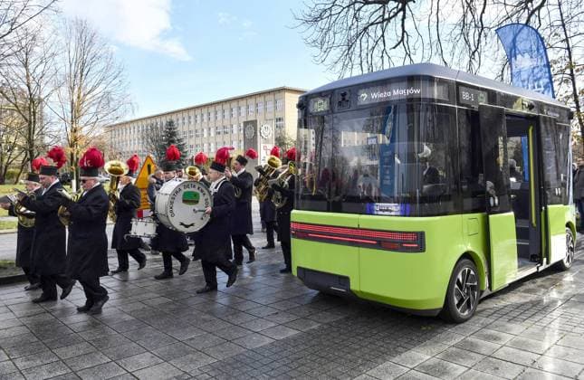 News Themen der Woche KW47 First Polish autonomous minibus Photo: Lukasz Kalinowski East News First Polish autonomous minibus Blees BB-1 is being tested at the campus of Silesian University of Technology on November 24, 2023 in Gliwice in southern Poland. The electric vehicle has been designed by the local company Blees and developed and produced in cooperation with the University. The BB-1, which is fitted with 7 lidars, 11 cameras and 4 radars, can carry up to 15 people and has range of approximately 200 km. EN_01604043_0015 