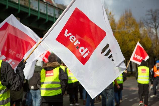 Warnstreik im Einzelhandel von der Gewerkschaft Ver.di am Blackfriday in Berlin Prenzlauer Berg am 24.11.2023 *** Warning strike in the retail sector by the Ver di trade union on Black Friday in Berlin Prenzlauer Berg on 24 11 2023