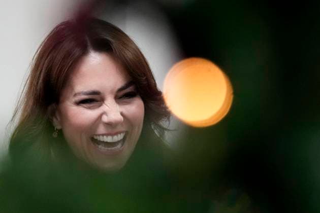 Entertainment Themen der Woche KW47 Entertainment Bilder des Tages Kate, Princess of Wales seen behind a Christmas tree decorations as talks to people during her visit to Sebby s Corner in north London, Friday, Nov. 24, 2023. The Royal Foundation Centre for Early Childhood to provide support to families with young children in the run up to Christmas. Sebby s Corner was formed in January 2021 and provides items to families in need across Barnet, Hertfordshire and London., Credit:Frank Augstein Avalon GBR, London  Copyright: xFrankxAugsteinx xAvalonx 0823985334