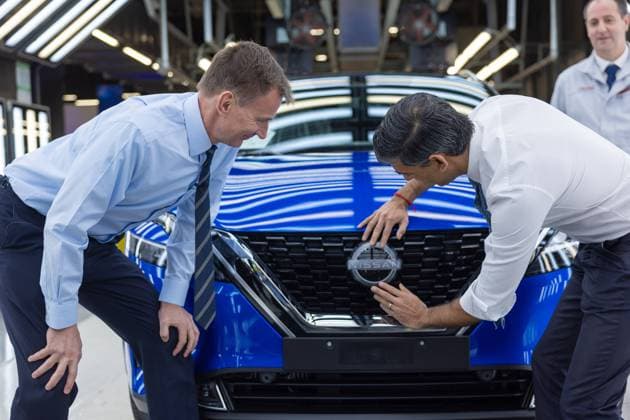 News Themen der Woche KW47 The Prime Minister and the Chancellor visit Nissan 24 11 2023. Sunderland, United Kingdom. The Prime Minister Rishi Sunak and the Chancellor of the Exchequer Jeremy Hunt visit the Nissan factory in Sunderland where they met with the Chief Executive of Nissan Makoto Uchida, other senior executives and workers in the plant., Credit:Simon Walker Avalon United Kingdom, Tyne and Wear, Sunderland, Nissan  Copyright: xSimonxWalkerx xAvalonx 0823986230