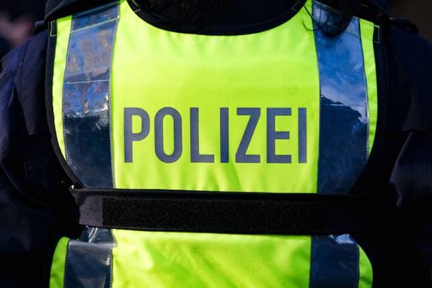 Düsseldorf 24.11.2023 Deutsch-Niederländische Doppelstreifen auf den Weihnachtsmärkte Weihnachtsmarkt Rathaus Marktplatz Altstadt holländische Politie aus Den Haag ™s-Gravenhage Holland Niederlande deutsche Polizei Polizisten Streife Polizeistreife Polizeibeamte Fußstreifen Düsseldorf Nordrhein-Westfalen Deutschland *** Düsseldorf 24 11 2023 German Dutch double patrols at the Christmas markets Christmas Market Town Hall Marketplace Old Town Dutch Politie from The Hague ™s Gravenhage Holland Netherlands German police officers patrol police patrol police officers foot patrols Düsseldorf North Rhine-Westphalia Germany