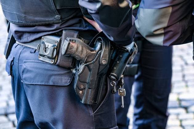 Düsseldorf 24.11.2023 Deutsch-Niederländische Doppelstreifen auf den Weihnachtsmärkte Weihnachtsmarkt Rathaus Marktplatz Altstadt holländische Politie aus Den Haag ™s-Gravenhage Holland Niederlande deutsche Polizei Polizisten Streife Polizeistreife Polizeibeamte Fußstreifen Blaulicht Polizeiausrüstung Polizeikleidung Dienstkleidung Uniform Fussstreife Pistole Waffe Walther P99 Automatik Dienstwaffe Schusswaffe Polizeidienstwaffe Polizeipistole Holster Düsseldorf Nordrhein-Westfalen Deutschland *** Düsseldorf 24 11 2023 German Dutch double patrols at the Christmas markets Christmas Market Town Hall Marketplace Old Town Dutch Politie from The Hague ™s Gravenhage Holland Netherlands German police officers patrol police patrol police