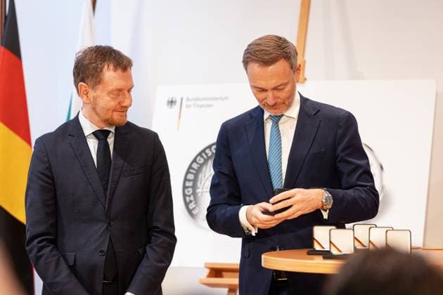 News Themen der Woche KW47 FDP-Politiker Christian Lindner (rechts) und CDU-Politiker Michael Kretschmer (links) bei der Münzpräsentation Erzgebirgischer Schwibbogen in der Vertretung des Freistaates Sachsen beim Bund, Berlin, Deutschland, 24.11.2023 *** FDP politician Christian Lindner on the right and CDU politician Michael Kretschmer on the left at the coin presentation Erzgebirgischer Schwibbogen at the Representation of the Free State of Saxony to the Federal Government, Berlin, Germany, 24 11 2023 kreativmedia_muenzpraesentation_37