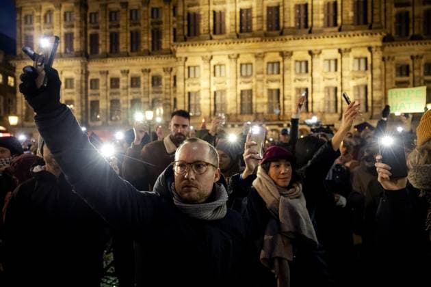 News Themen der Woche KW47 News Bilder des Tages AMSTERDAM - People are gathered on Dam Square after a call to come together against racism and hatred. The Gathering for Solidarity was organized by a broad coalition of civil society organizations in response to the election win of Geert Wilders PVV. ANP ROBIN VAN LONKHUIJSEN netherlands out - belgium out  Copyright: xx x484604430x originalFilename: 484604430.jpg