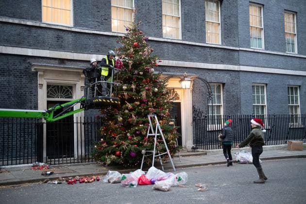 News Themen der Woche KW47 News Bilder des Tages Downing Street Christmas Tree Installed - Friday 24 November 2023 - London Workers install the Christmas tree in Downing Street in London, England, UK on Friday 24 November, 2023., Credit:Justin Ng Avalon UK, England, London, Downing Street  Copyright: xJustinxNgx xAvalonx 0824003802