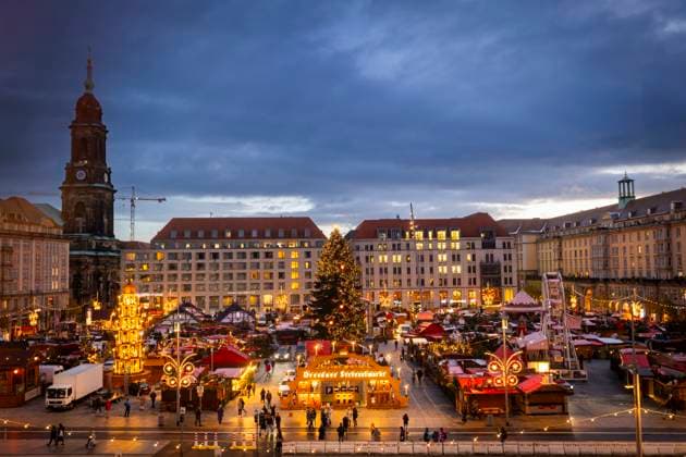 Bilder des Jahres 2023, News 11 November News Themen der Woche KW47 News Bilder des Tages 589. Dresdner Striezelmarkt Wenige Tag vor der Eröffnung des Dresdner Striezelmarktes wurde heute eine Beleuchtungsprobe durchgeführt, dabei wurde angelichtelt und der Striezelmarktbaum, die Krippe, den Schwibbogen und die Pyramide, erstrahlten schon mal kurz. Dresden Sachsen Deutschland *** 589 Dresden Striezelmarkt A few days before the opening of the Dresden Striezelmarkt, a lighting rehearsal was carried out today and the Striezelmarkt tree, the nativity scene, the candle arch and the pyramid were briefly illuminated Dresden Saxony Germany