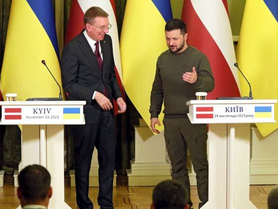 News Themen der Woche KW47 News Bilder des Tages RECORD DATE NOT STATED KYIV, UKRAINE - NOVEMBER 24, 2024 - President of Republic of Latvia Edgars Rinkevics and President of Ukraine Volodymyr Zelenskyy (L to R) are pictured during a joint meeting with media representatives, Kyiv, capital of Ukraine Presidents of Ukraine and Latvia meet with media representatives  Copyright: xPavloxBahmutx