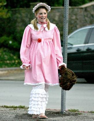 EXCLUSIVE Sabrina the Teenage Witch star Melissa Joan Hart grows up and becomes a rather scary Little Bo Peep 18384, LOS ANGELES, CALIFORNIA - Wednesday October 31 2007. EXCLUSIVE Sabrina the Teenage Witch star Melissa Joan Hart grows up and becomes a rather scary Little Bo Peep as she goes trick or treating with her husband, Mark Wilkerson, and son, Mason. Melissa, who is pregnant with the couple s second child made sure she captured all the cute Halloween moments on video camera. Photograph: Andrew Shawaf, PacificCoastNews.com UK OFFICE: +44 131 225 3333 3322 US OFFICE: 1 310 261 9676, Credit:Andrew Shawaf, PacificCoastNews.com Avalon USA  Copyright: xAndrewxShawaf,xPacificCoastNews.comx xAvalonx 0523158308