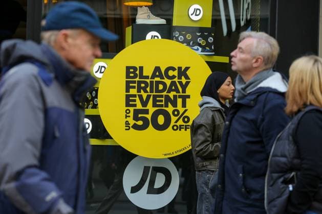 News Themen der Woche KW47 News Bilder des Tages November 24, 2023, London, United Kingdom: Shoppers walk past Black Friday poster displayed on a store in Oxford Street in central London as many stores are offering up to 50% off selected items. London United Kingdom - ZUMAs197 20231124_aaa_s197_065 Copyright: xStevexTaylorx