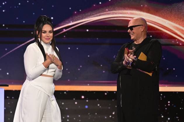 Polish-Czech singer Ewa Farna won the female singer category of the Czech Nightingale music poll in Prague, Czech Republic, November 24, 2023. On the right, singer Jiri Korn, who presented the award. (CTKxPhoto MichaelaxRihova) CTKPhotoP2023112407475  CTKPhotoP2023112407475