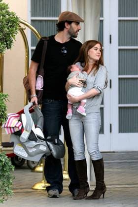 Sacha Baron Cohen and fiance Isla Fisher show off their new addition to the family, baby Olive Cohen, who was born on October 17th 18692, LOS ANGELES, CALIFORNIA, Wednesday, November 21, 2007,Sacha Baron Cohen and fiance Isla Fisher show off their new addition to the family, baby Olive Cohen, who was born on October 17th. Isla carried Olive as they left The Four Seasons hotel in Beverly Hills. Sacha and Isla looked very much in love and kept looking into each others eyes when they weren t looking at their baby. Photograph: Johnstone, Symons, PacificCoastNews.com UK OFFICE: +44 131 225 3333 3322 US OFFICE: 1 310 261 9676, Credit:Johnstone, Symons, PacificCoastNews.com Avalon USA Copyright: xJohnstone,xSymons,xPacificCoastNews.comx xAvalonx 0523165455
