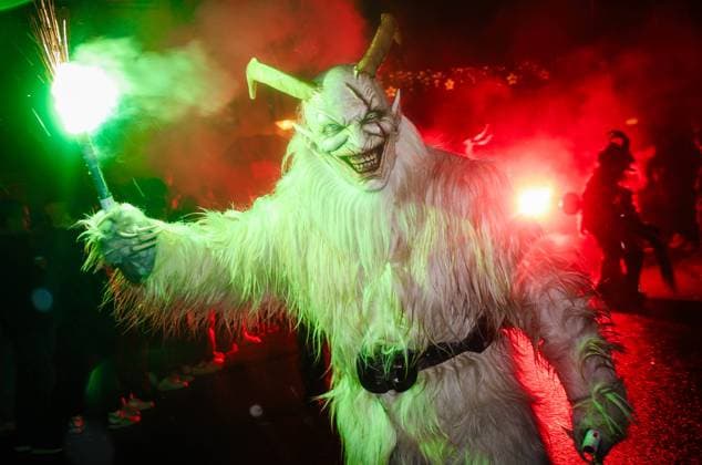 24.11.2023, Eggelsberg, AUT, Unterwegs in Oberösterreich, Themenbild, Verschiedene Themenbilder, Symbolbild, Brauchtum, Krampuslauf, Perchtenlauf, im Bild Illustration zum Thema Krampus, Perchten, Perchtenlauf, Krampuslauf, Bengalische Feuer, *** 24 11 2023, Eggelsberg, AUT, On the road in Upper Austria, Theme picture, Various theme pictures, Symbol picture, Customs, Krampus run, Perchten run, in the picture illustration on the topic Krampus, Perchten, Perchten run, Krampus run, Bengal fire,