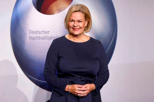 Bundesinnenministerin Nancy Faeser (SPD) beim 16. Deutschen Nachhaltigkeitspreis 2023 im Maritim Hotel Düsseldorf. Zum 16. Mal werden gemeinsam mit der Bundesregierung und weiteren Partnern im Düsseldorfer Martim Hotel Vorreiter der Nachhaltigkeit ausgezeichnet. Prämiert werden die Sieger der Wettbewerbe Unternehmen, Sport, Internationaler Deutscher Nachhaltigkeitspreis, Architektur und des Next Economy Awards. Düsseldorf, 24.11.2023 NRW Deutschland Copyright: xChristophxHardtx