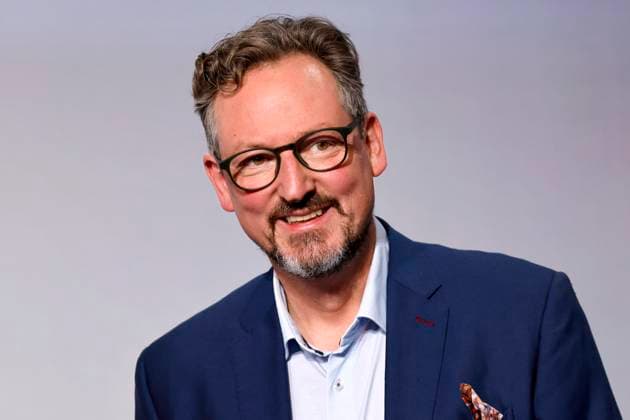 Moderator Dr. Eckart von Hirschhausen beim 16. Deutschen Nachhaltigkeitspreis 2023 im Maritim Hotel Düsseldorf. Zum 16. Mal werden gemeinsam mit der Bundesregierung und weiteren Partnern im Düsseldorfer Martim Hotel Vorreiter der Nachhaltigkeit ausgezeichnet. Prämiert werden die Sieger der Wettbewerbe Unternehmen, Sport, Internationaler Deutscher Nachhaltigkeitspreis, Architektur und des Next Economy Awards. Düsseldorf, 24.11.2023 NRW Deutschland Copyright: xChristophxHardtx
