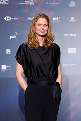 Schwimmerin Britta Steffen beim 16. Deutschen Nachhaltigkeitspreis 2023 im Maritim Hotel Düsseldorf. Zum 16. Mal werden gemeinsam mit der Bundesregierung und weiteren Partnern im Düsseldorfer Martim Hotel Vorreiter der Nachhaltigkeit ausgezeichnet. Prämiert werden die Sieger der Wettbewerbe Unternehmen, Sport, Internationaler Deutscher Nachhaltigkeitspreis, Architektur und des Next Economy Awards. Düsseldorf, 24.11.2023 NRW Deutschland Copyright: xChristophxHardtx