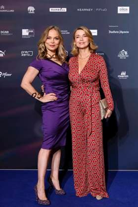 Boxerin Regina Halmich und Schauspielerin Tina Ruland beim 16. Deutschen Nachhaltigkeitspreis 2023 im Maritim Hotel Düsseldorf. Zum 16. Mal werden gemeinsam mit der Bundesregierung und weiteren Partnern im Düsseldorfer Martim Hotel Vorreiter der Nachhaltigkeit ausgezeichnet. Prämiert werden die Sieger der Wettbewerbe Unternehmen, Sport, Internationaler Deutscher Nachhaltigkeitspreis, Architektur und des Next Economy Awards. Düsseldorf, 24.11.2023 NRW Deutschland Copyright: xChristophxHardtx
