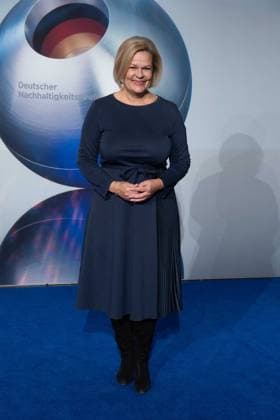 Nancy FAESER, Bundesinnenministerin, Roter Teppich, Red Carpet Show, Ankunft, arrival, Verleihung Deutscher Nachhaltigkeitspreis in Duesseldorf am 24.11.2023.