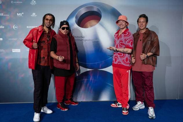 CULCHA CANDELA, Musikgruppe, Band, Roter Teppich, Red Carpet Show, Ankunft, arrival, Verleihung Deutscher Nachhaltigkeitspreis in Duesseldorf am 24.11.2023.