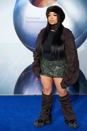 Zoe WEES, Saengerin, Musikerin, Roter Teppich, Red Carpet Show, Ankunft, arrival, Verleihung Deutscher Nachhaltigkeitspreis in Duesseldorf am 24.11.2023.