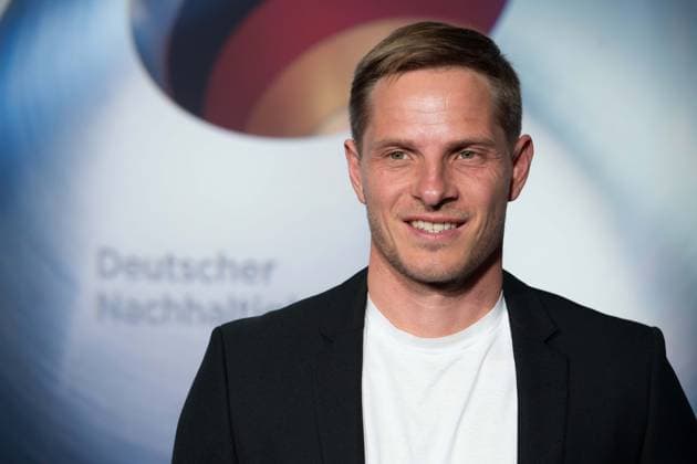 Sebastian STEUDTNER, Big Wave Surfer, Roter Teppich, Red Carpet Show, Ankunft, arrival, Verleihung Deutscher Nachhaltigkeitspreis in Duesseldorf am 24.11.2023.
