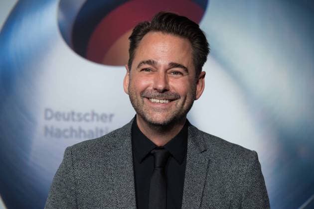 Dennis WILMS, Moderator, Roter Teppich, Red Carpet Show, Ankunft, arrival, Verleihung Deutscher Nachhaltigkeitspreis in Duesseldorf am 24.11.2023.