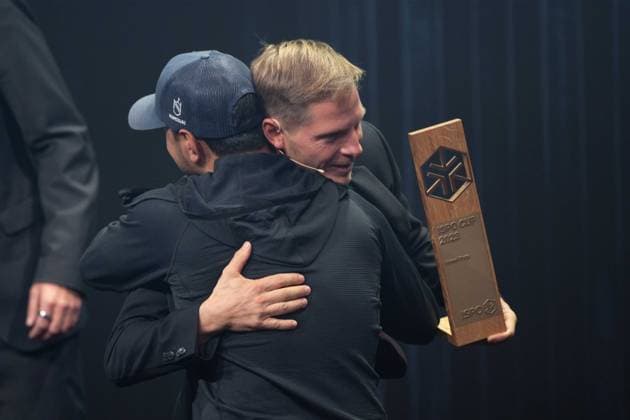 Sebastian STEUDTNER, Big Wave Surfer, ueberreicht den ISPO-Award an den Bergsteiger Nirmal PURJA, Verleihung Deutscher Nachhaltigkeitspreis in Duesseldorf am 24.11.2023.
