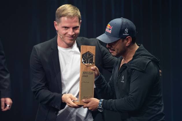 Sebastian STEUDTNER, Big Wave Surfer, ueberreicht den ISPO-Award an den Bergsteiger Nirmal PURJA, Verleihung Deutscher Nachhaltigkeitspreis in Duesseldorf am 24.11.2023.