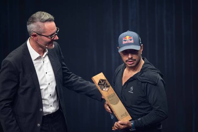 Der Bergsteiger Nirmal PURJA erhaelt den ISPO-Award, der Leiter der ISP, Tobias GROEBER, Gröber, gratuliert, Verleihung Deutscher Nachhaltigkeitspreis in Duesseldorf am 24.11.2023.