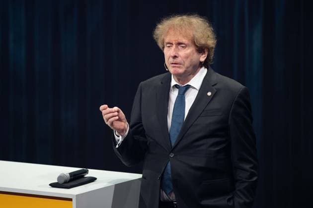 Prof. Michael Braungart haelt die Laudatio fuer Sebastian Vettel, Verleihung Deutscher Nachhaltigkeitspreis in Duesseldorf am 24.11.2023.