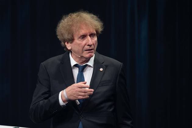 Prof. Michael Braungart haelt die Laudatio fuer Sebastian Vettel, Verleihung Deutscher Nachhaltigkeitspreis in Duesseldorf am 24.11.2023.