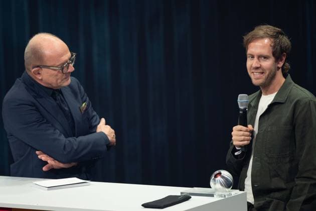Stefan SCHULZE-HAUSMANN, Vorstandsvorsitzender Stiftung Deutscher Nachhaltigkeitspreis im Gespraech mit Sebastian VETTEL, Verleihung Deutscher Nachhaltigkeitspreis in Duesseldorf am 24.11.2023.