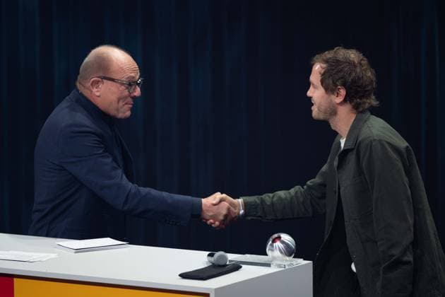 Stefan SCHULZE-HAUSMANN, Vorstandsvorsitzender Stiftung Deutscher Nachhaltigkeitspreis im Gespraech mit Sebastian VETTEL, Verleihung Deutscher Nachhaltigkeitspreis in Duesseldorf am 24.11.2023.