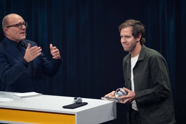 Stefan SCHULZE-HAUSMANN, Vorstandsvorsitzender Stiftung Deutscher Nachhaltigkeitspreis im Gespraech mit Sebastian VETTEL, Verleihung Deutscher Nachhaltigkeitspreis in Duesseldorf am 24.11.2023.