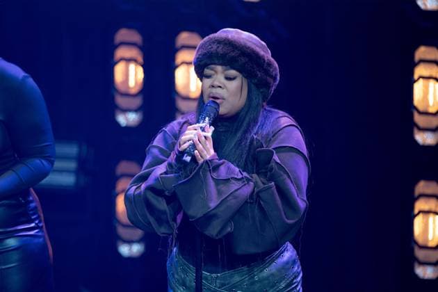 Saengerin Zoe WEES, singend, Gesang, Konzert, hier mit Laudator Eckart von HIRSCHHAUSEN, Verleihung Deutscher Nachhaltigkeitspreis in Duesseldorf am 24.11.2023.