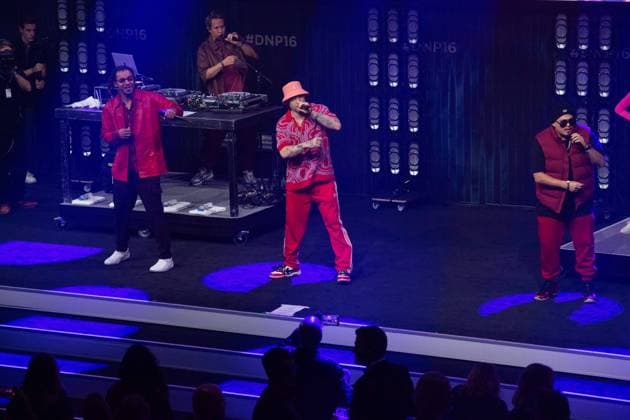 Band CULCHA CANDELA, singend, Gesang, Konzert, Verleihung Deutscher Nachhaltigkeitspreis in Duesseldorf am 24.11.2023.