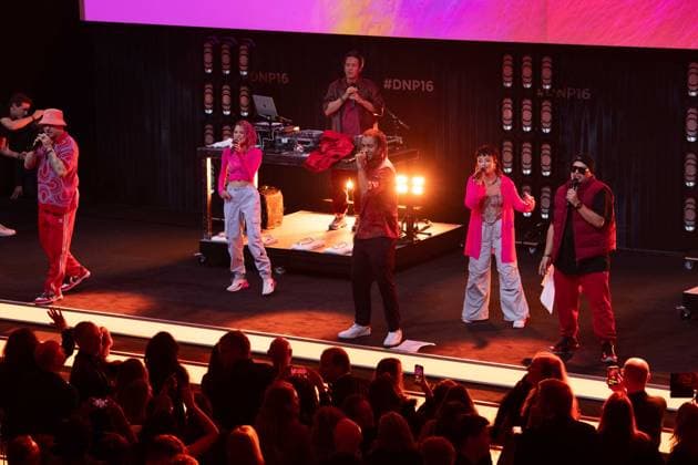 Band CULCHA CANDELA, singend, Gesang, Konzert, Verleihung Deutscher Nachhaltigkeitspreis in Duesseldorf am 24.11.2023.