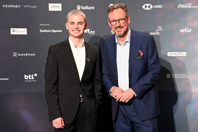 Deutscher Nachhaltigkeitspreis 2023 am 24.11.2023 im Maritim Hotel in Düsseldorf Fabian Grischkat ( Moderator ), links und Dr. Eckart von Hirschhausen ( Deutscher Arzt und Fernsehmoderator )