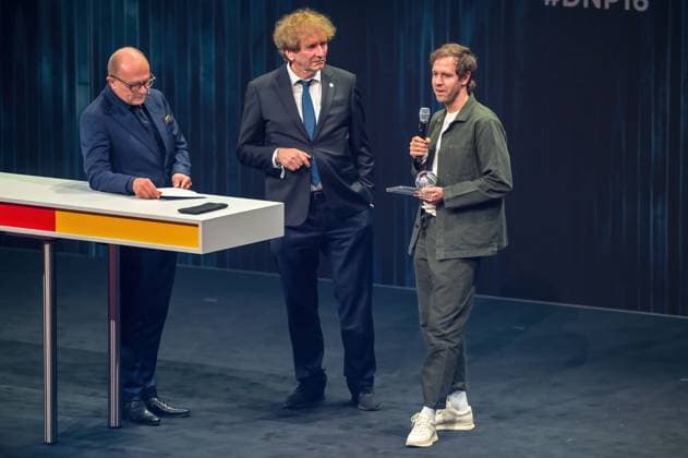 Deutscher Nachhaltigkeitspreis 2023 am 24.11.2023 im Maritim Hotel in Düsseldorf Sebastian Vettel ( Formel 1 Weltmeister ), rechts erhält den Deutschen Nachhaltigkeitspreis in der in der Kategorie Sport. Verliehen wurde der Preis von Michael Braungart ( Professor für Eco-Design ), mitte. Links steht Stefan Schulze- Hausmann ( Vorstandsvorsitzender Stiftung Deutscher Nachhaltigkeitspreis )